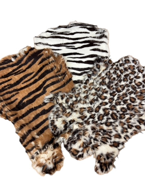 Gefärbtes Kaninchenfell im Animalprint